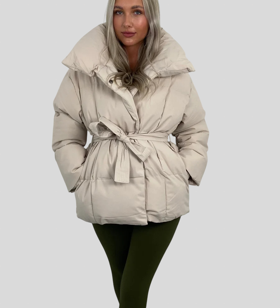 Karly – Kratka Puf Jakna s Remenom