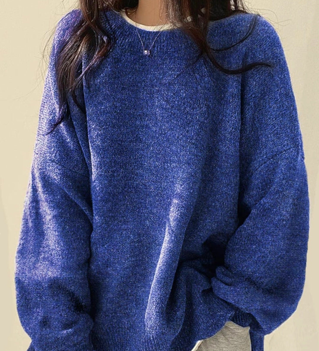 KIARA™ - Ženski džemper s spuštenim ramenima i razrezom na rubu