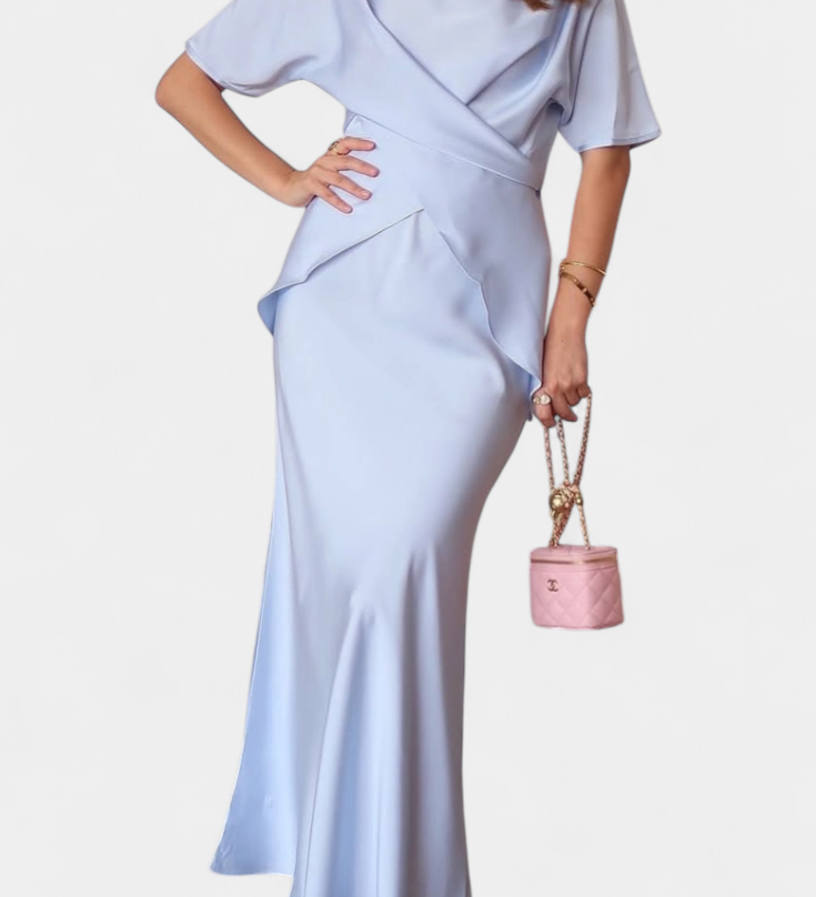 Sara Set s Topom s Ukriženim Trakama i Laganom Suknjom